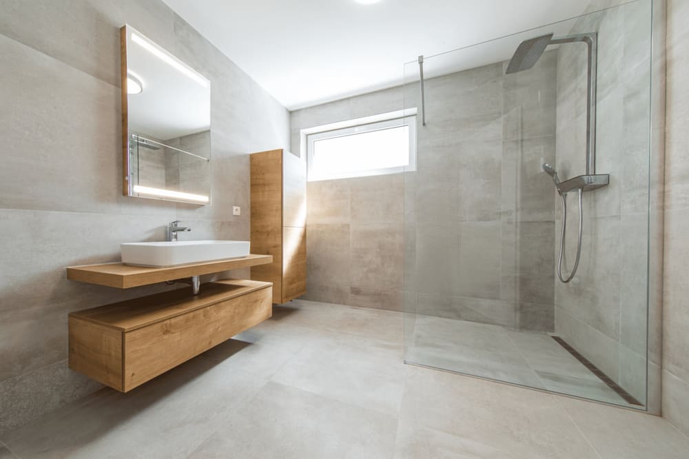 Helles Bad mit Walk-in-Dusche und Waschtisch aus Holz