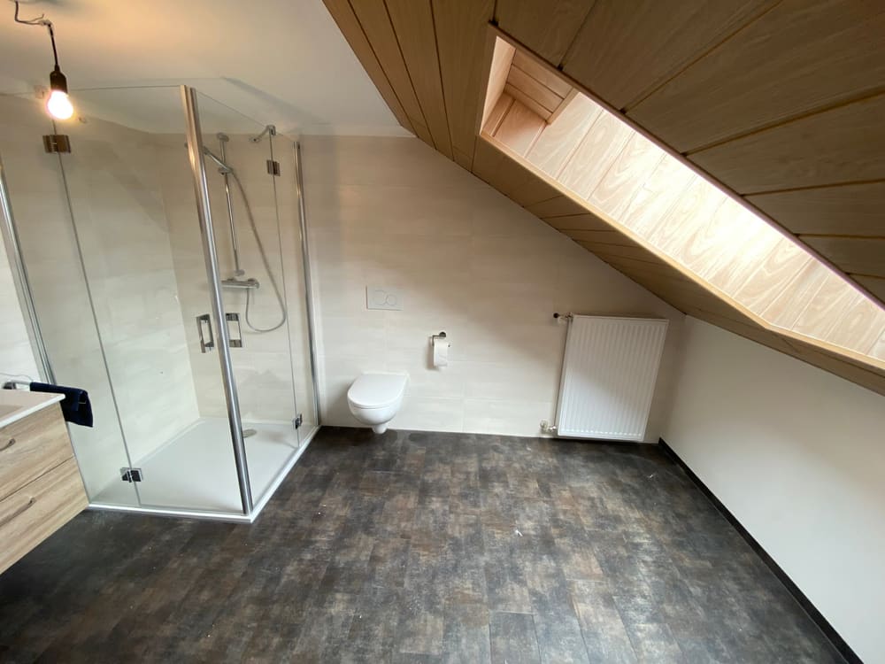Bad unter der Dachschräge mit Eckdusche, WC und Heizkörper