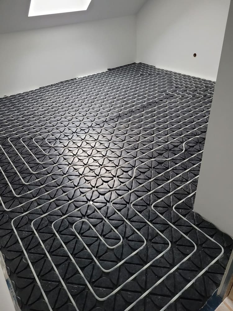 Frisch verlegte Fußbodenheizung auf Noppenplatten
