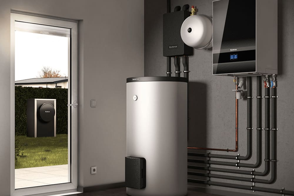 Technikraum mit Wärmepumpen-Innengerät und Warmwasserspeicher